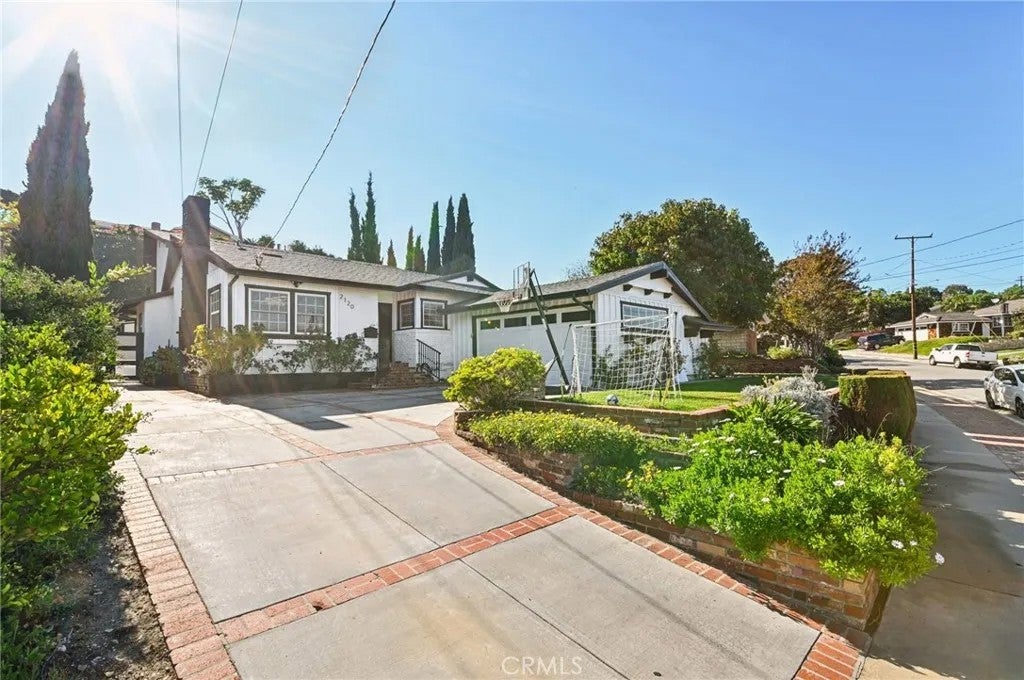 2120 Ronsard Road