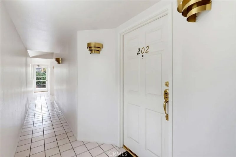 1073 W 9th Street 202