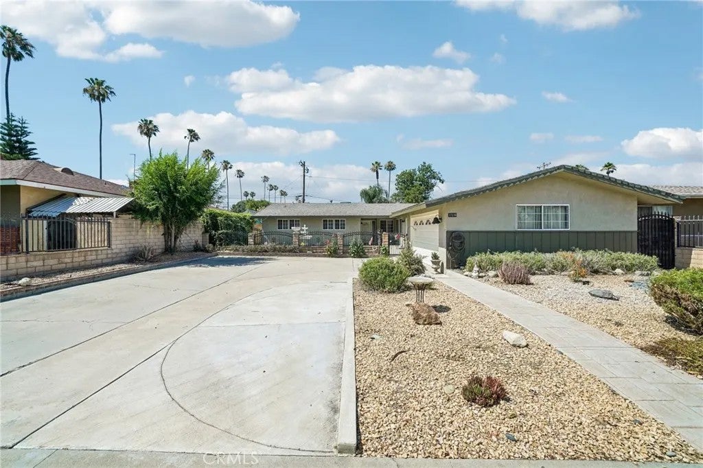 Photo of 17316 Hawthorne Avenue, Fontana, CA 92335 (MLS # DW26136551)