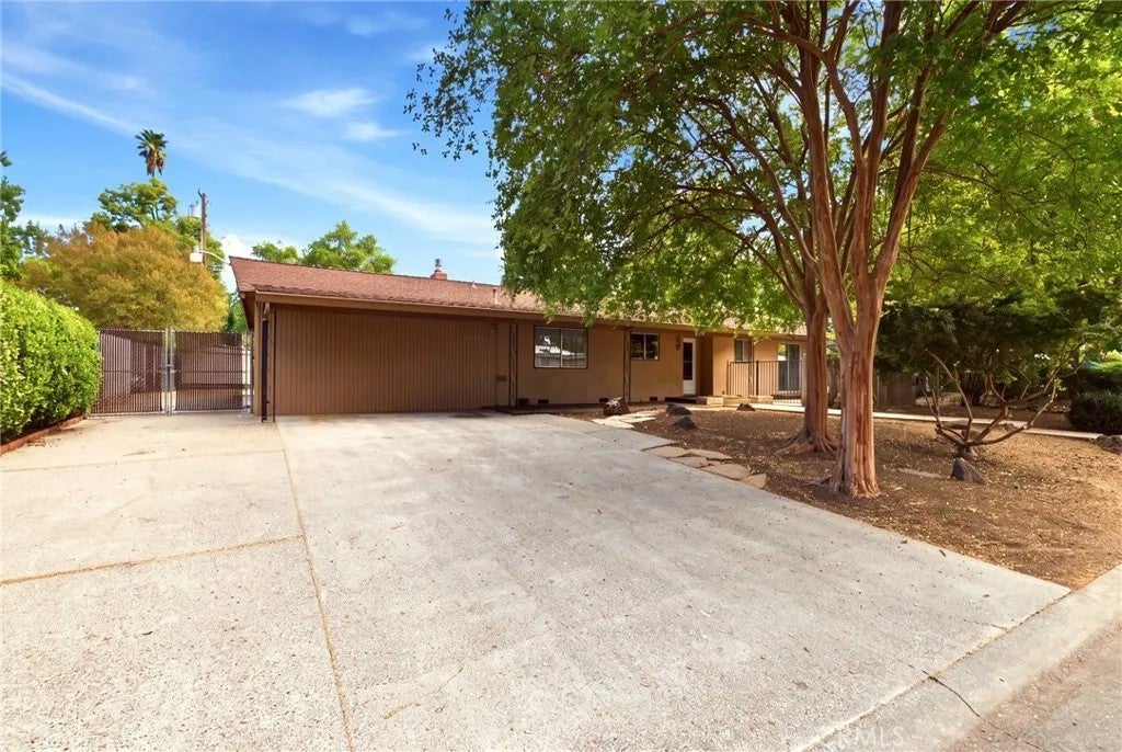 33 Lawnwood Drive