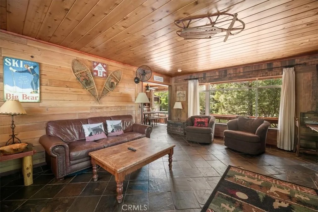 39989 Hillcrest Drive