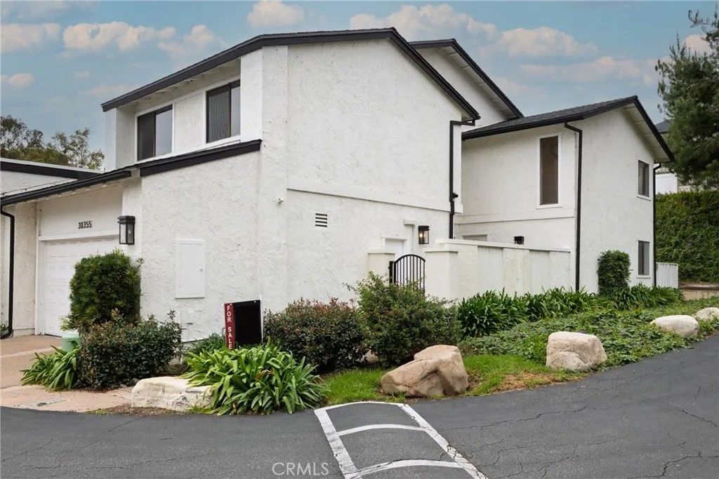 Photo of 30355 Via Venida, Laguna Niguel, CA 92677 (MLS # OC25276190)