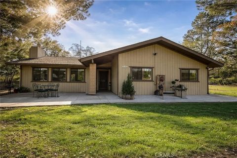 Photo of 30451 Horseshoe Dr, Coarsegold, CA 93614 (MLS # FR26048321)