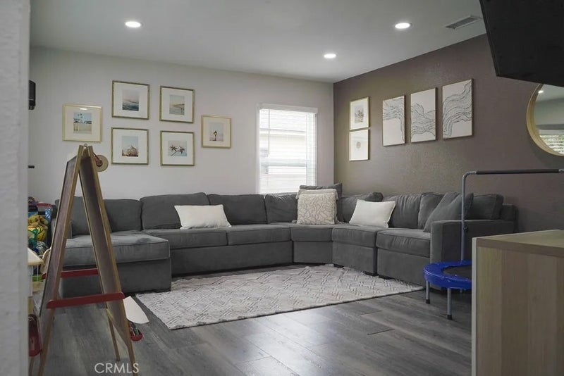 3129 W 112th