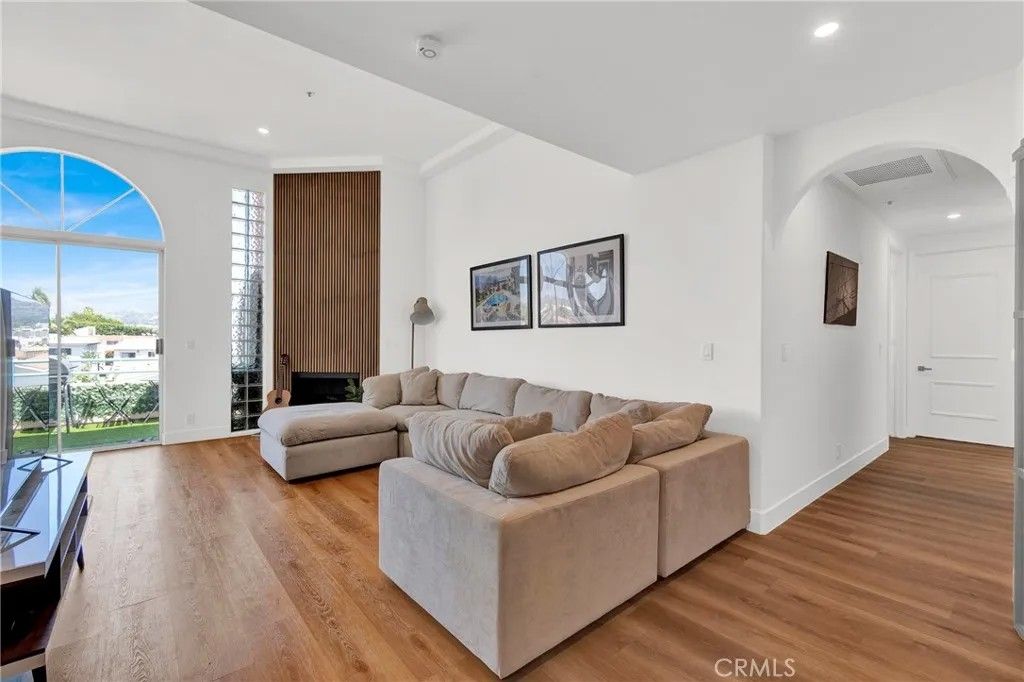 Photo of 4830 Elmwood Avenue #302, Los Angeles, CA 90004 (MLS # CV26102047)