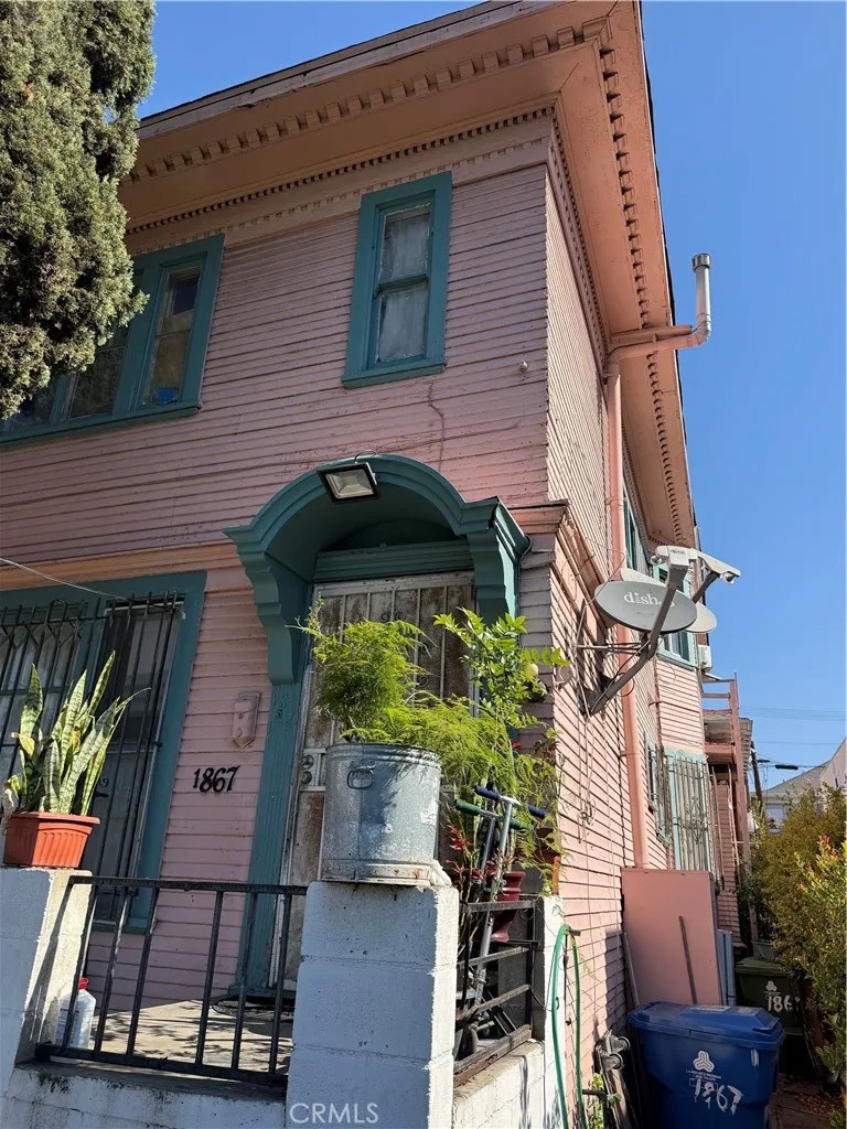 1867 W 11th