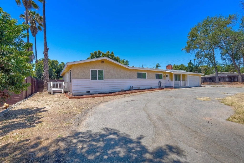 Photo of 1921 Felicita Road, Escondido, CA 92025 (MLS # 260015252)