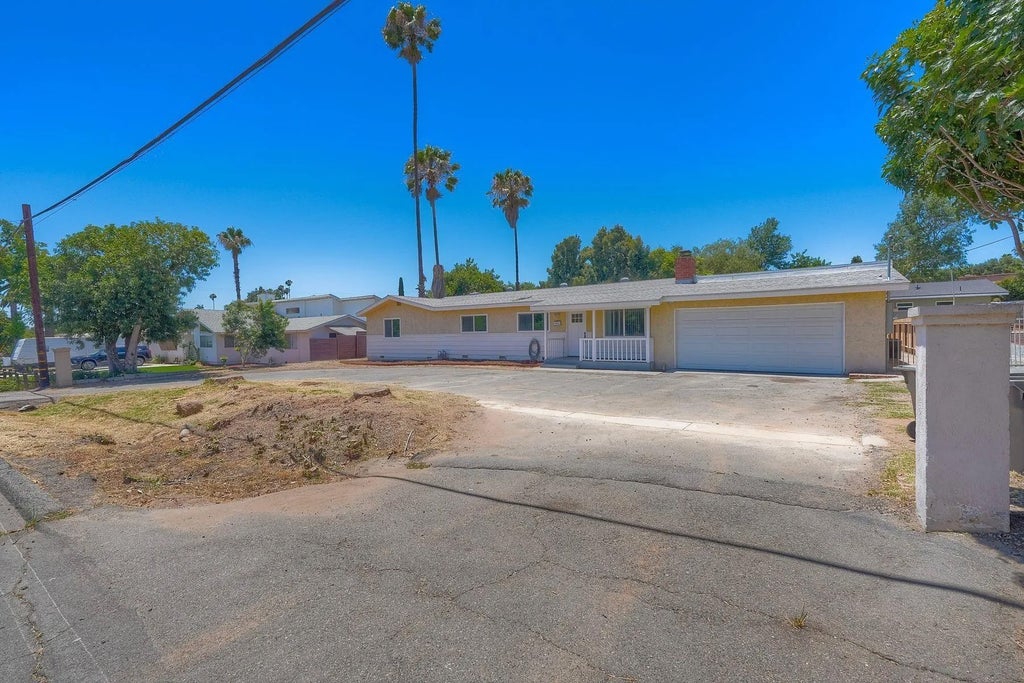 Photo of 1921 Felicita Road, Escondido, CA 92025 (MLS # 260015252)