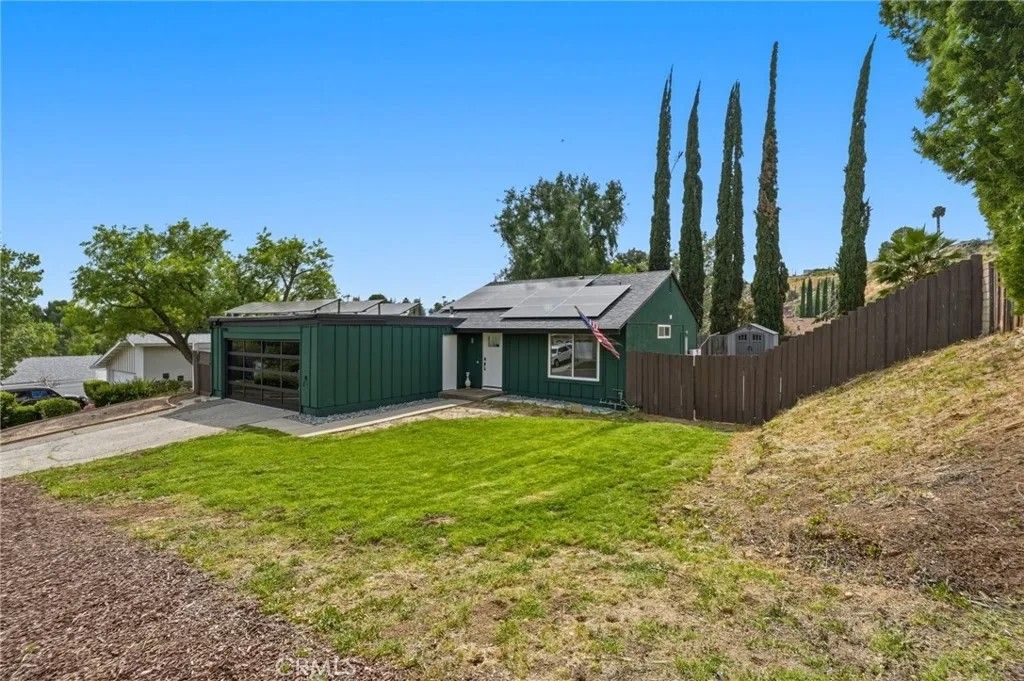 Photo of 27445 Onlee Ave, Saugus, CA 91350 (MLS # SR26069678)