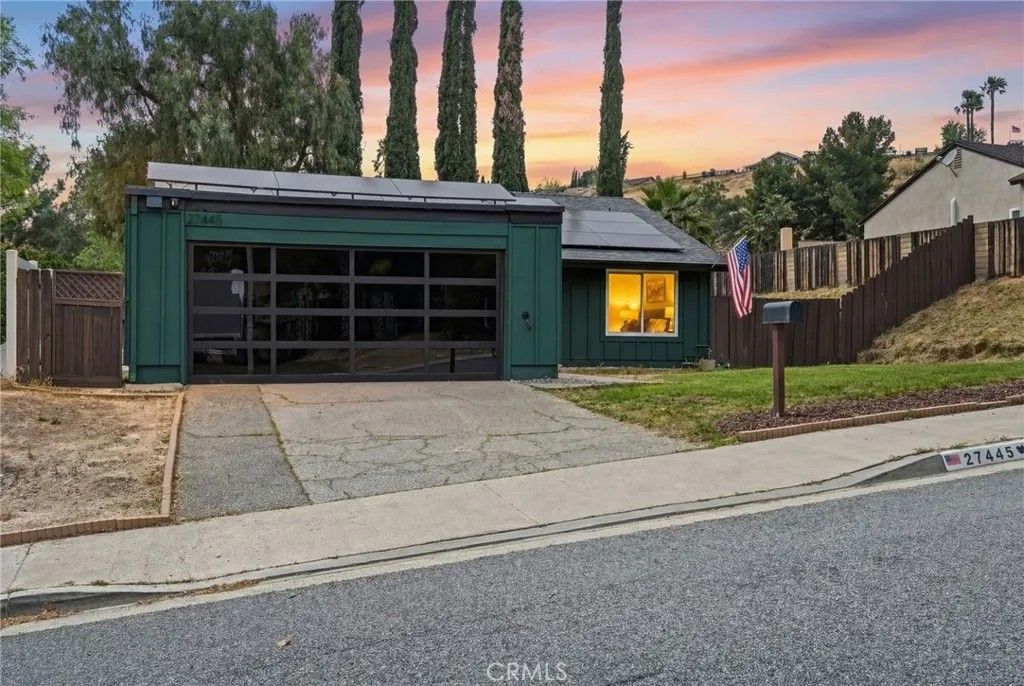 Photo of 27445 Onlee Ave, Saugus, CA 91350 (MLS # SR26069678)