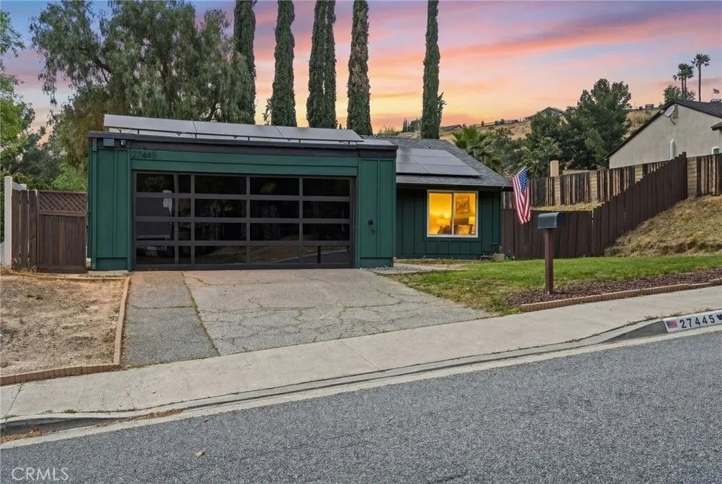 Photo of 27445 Onlee Ave, Saugus, CA 91350 (MLS # SR26069678)