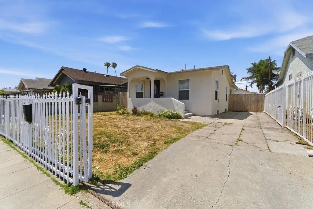 Photo of 1221 W 73rd Street, Los Angeles, CA 90044 (MLS # OC26111983)