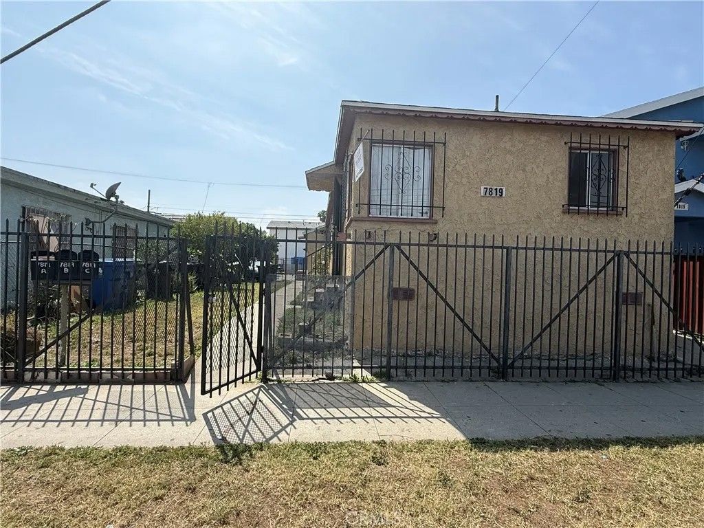 Photo of 7819 S Hoover St, Los Angeles, CA 90044 (MLS # SR26095969)