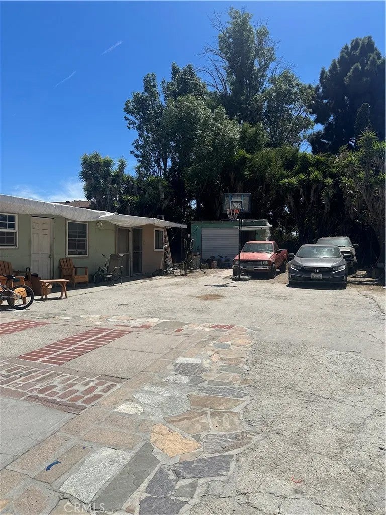 516 E 23rd