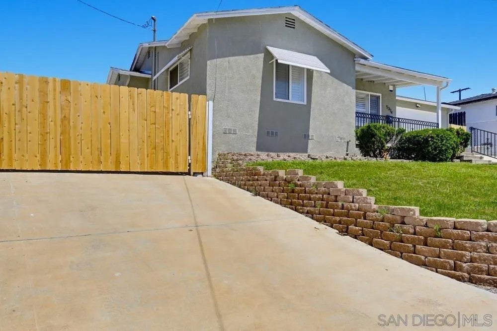 5374 Bonita Dr
