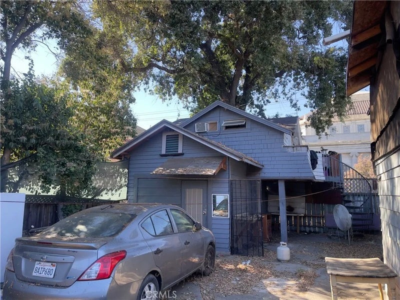 739 N Center