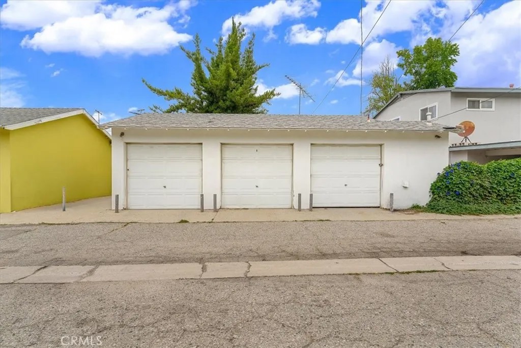 5816 Woodman Ave