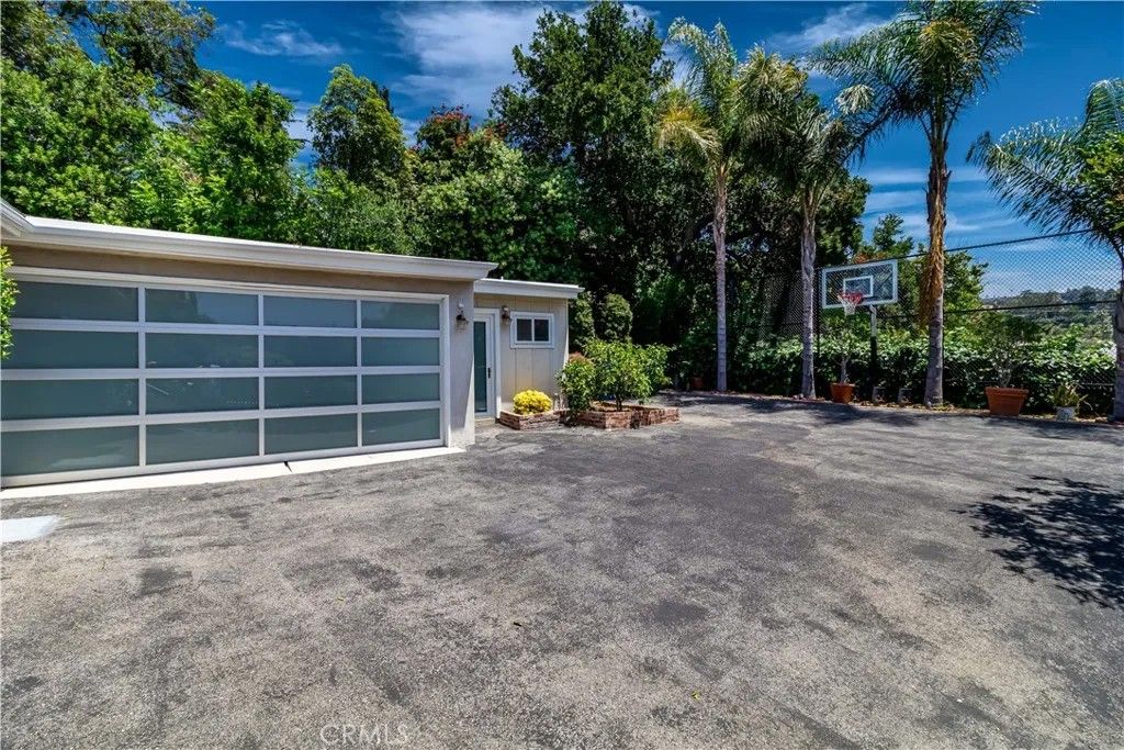 Photo of 3546 Berry Drive, Studio City, CA 91604 (MLS # SR26073225)