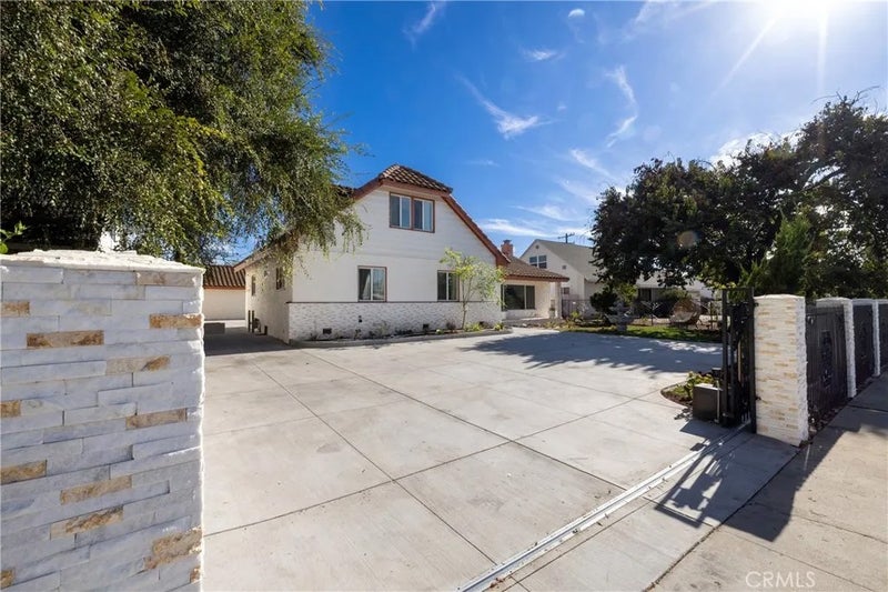 820 E Cameron