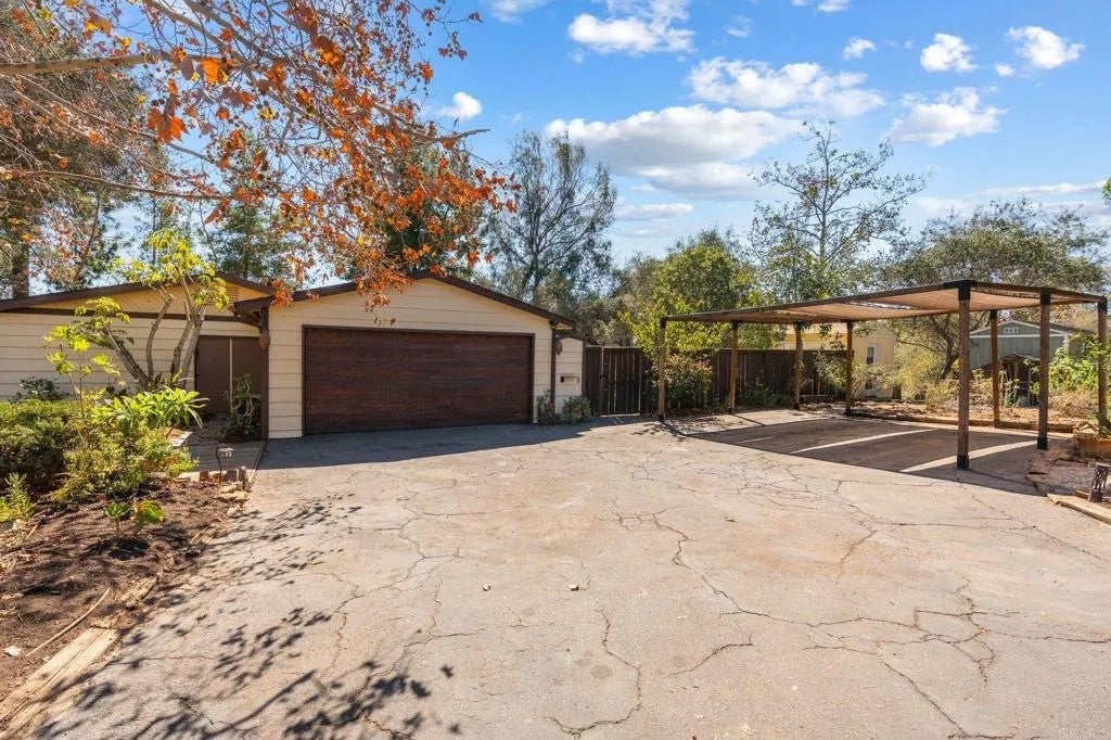 2736 Circle Drive