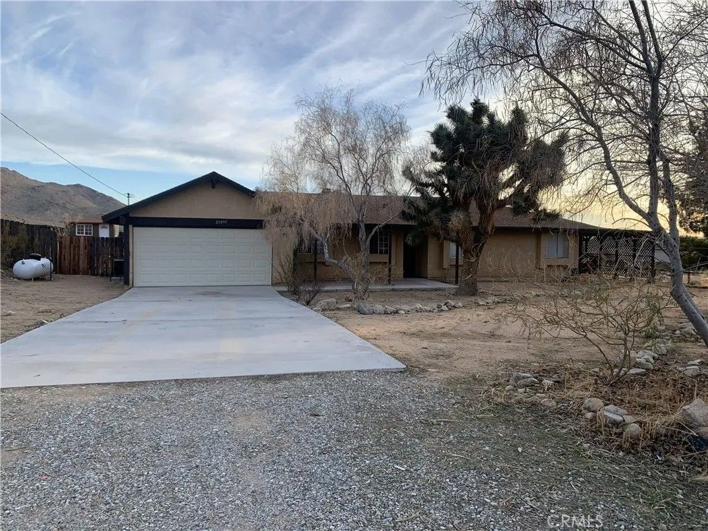 Photo of 25095 Via Vista Road, Apple Valley, CA 92307 (MLS # DW25276147)
