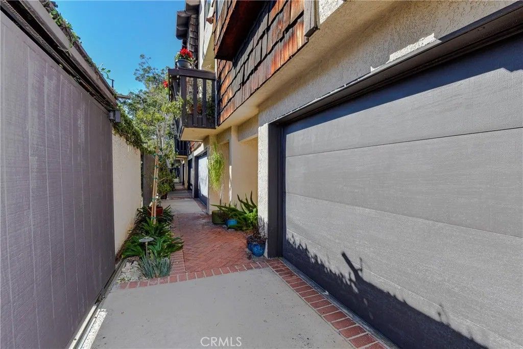 Photo of 1141 17th St #5, Santa Monica, CA 90403 (MLS # SB25274254)