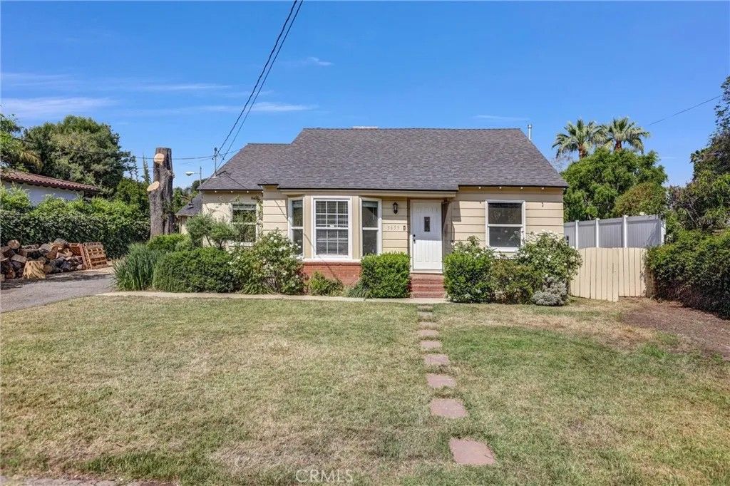 Photo of 5659 Donna Avenue, Tarzana, CA 91356 (MLS # SR26117394)