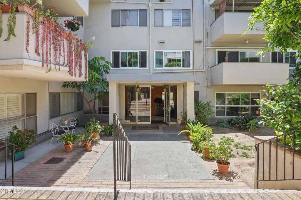Photo of 395 S Oakland Avenue #104, Pasadena, CA 91101 (MLS # P1-26923)