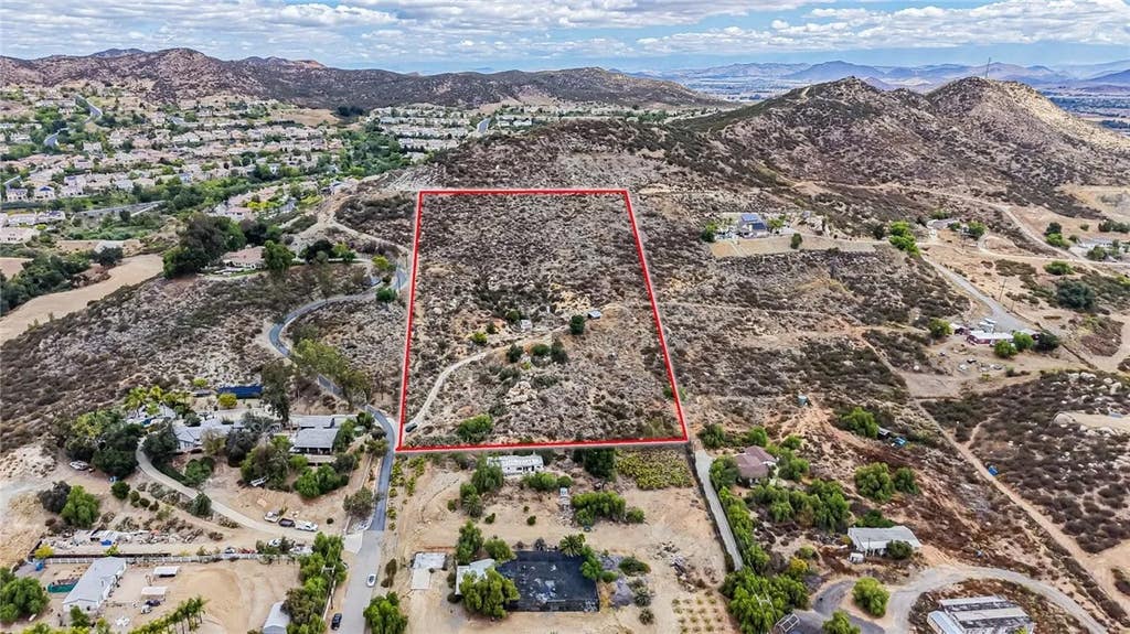 Photo of 35911 Duster RD, Murrieta, CA 92562 (MLS # SW26120809)