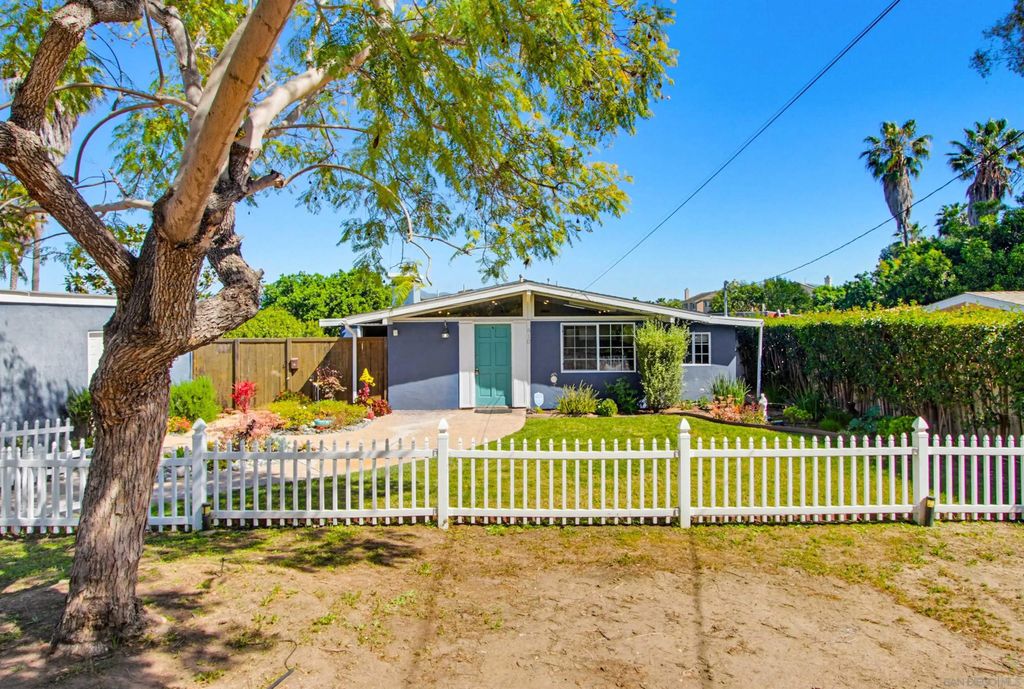 Photo of 810 Anns Way, Vista, CA 92083 (MLS # 260005901)