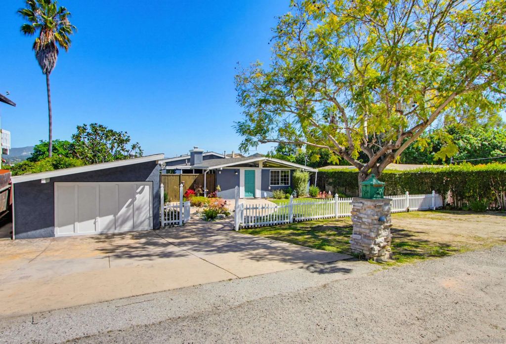 Photo of 810 Anns Way, Vista, CA 92083 (MLS # 260005901)