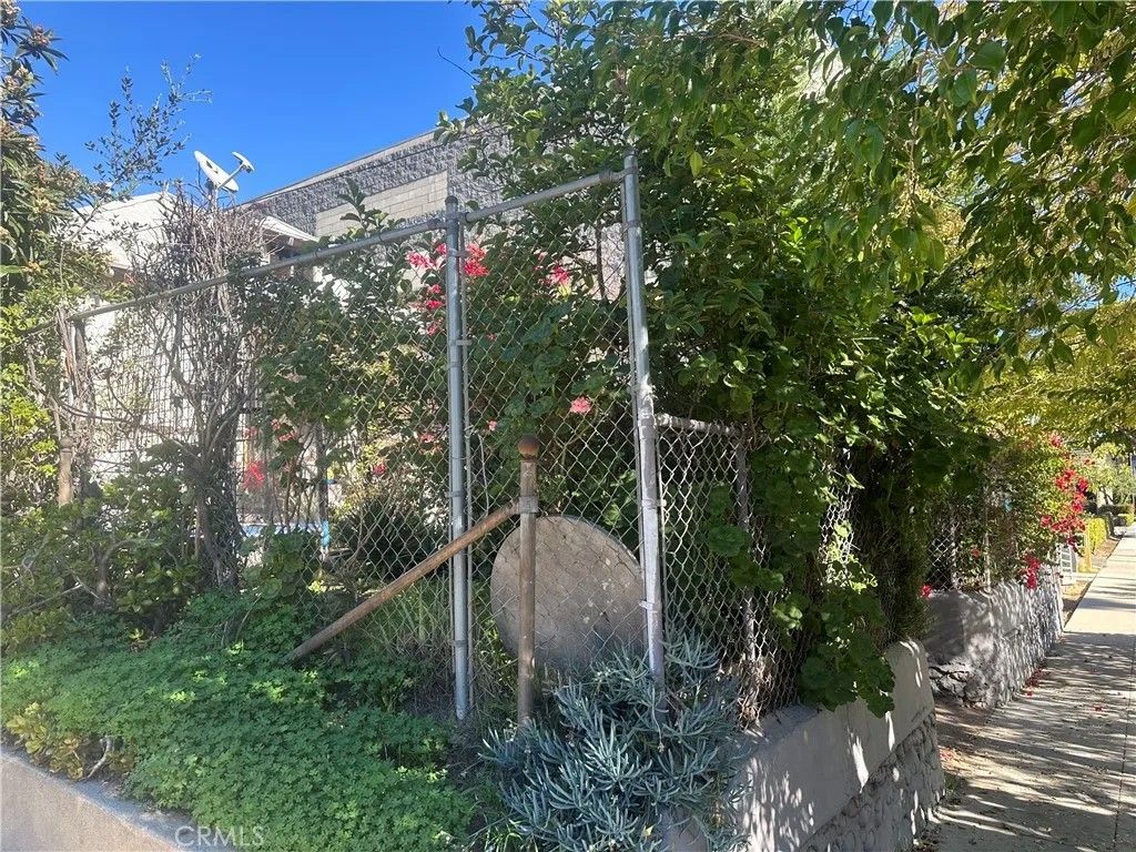 Photo of 43 Palmetto Dr, Pasadena, CA 91105 (MLS # DW25272765)