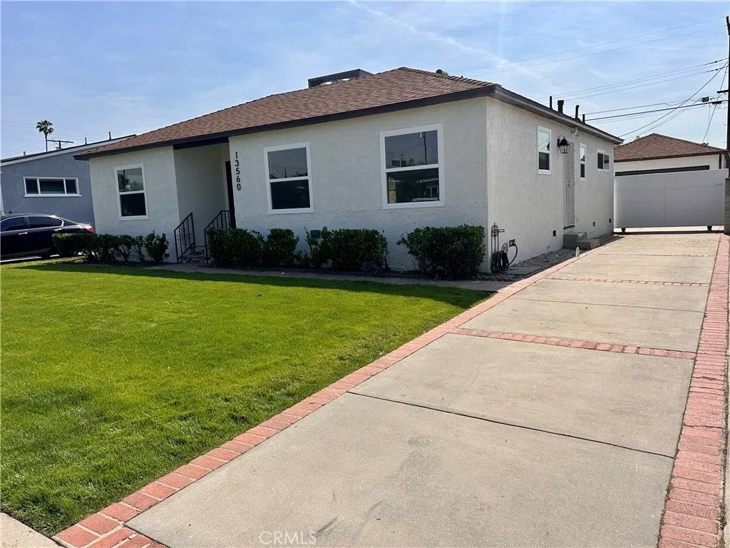 Photo of 13560 Correnti St, Arleta, CA 91331 (MLS # SR26074794)