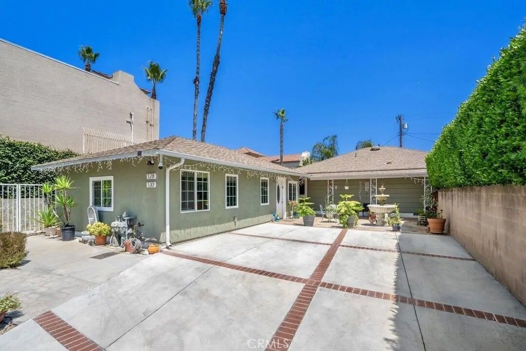 Photo of 7128 Mammoth Avenue, Van Nuys, CA 91405 (MLS # SR26030173)