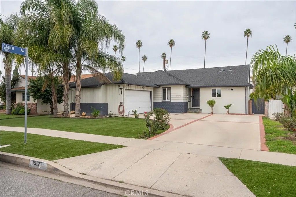 Photo of 19127 Enadia Way Avenue, Reseda, CA 91335 (MLS # SR26016820)