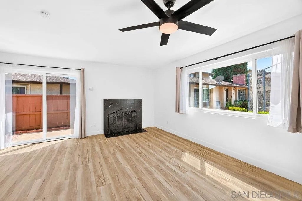1213 E Ave H29