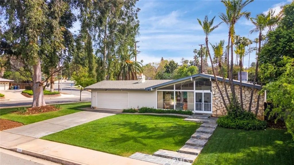 Photo of 130 Sunridge Way, Redlands, CA 92373 (MLS # IG26073223)