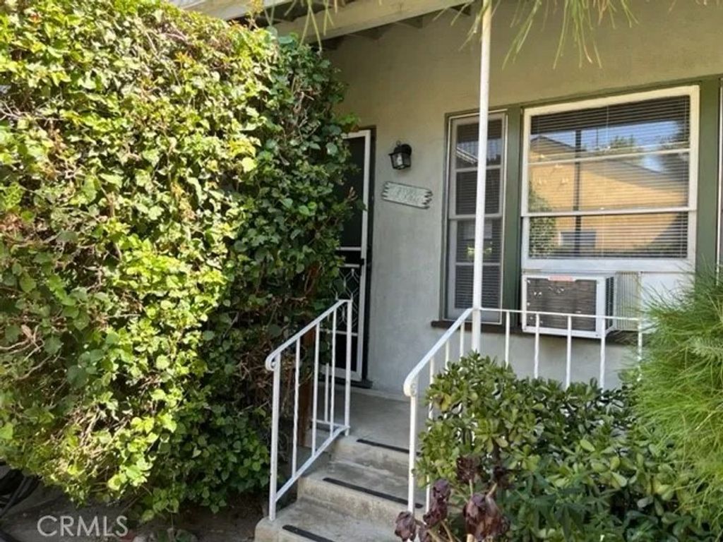 Photo of 10856 Camarillo Street, Toluca Lake, CA 91602 (MLS # SR26010949)