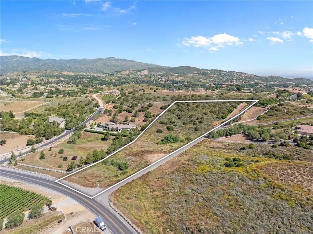 Photo of 1 Avenida La Cresta, Murrieta, CA 92562 (MLS # SW25260840)