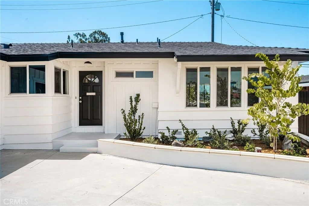 1646 W Alomar