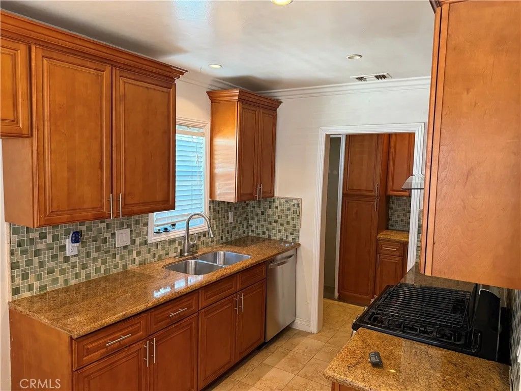 Photo of 1040 W 220th St, Torrance, CA 90502 (MLS # IV26072358)
