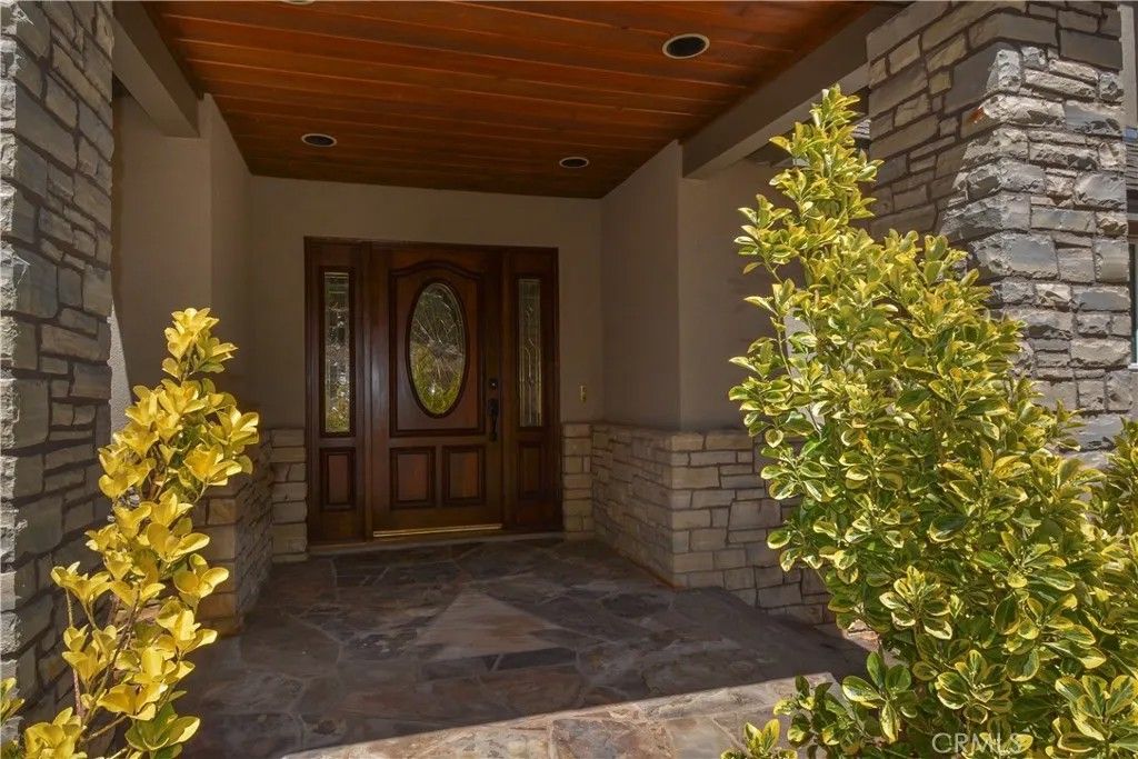 Photo of 28710 Bryce Dr, Lake Arrowhead, CA 92352 (MLS # IG26098009)