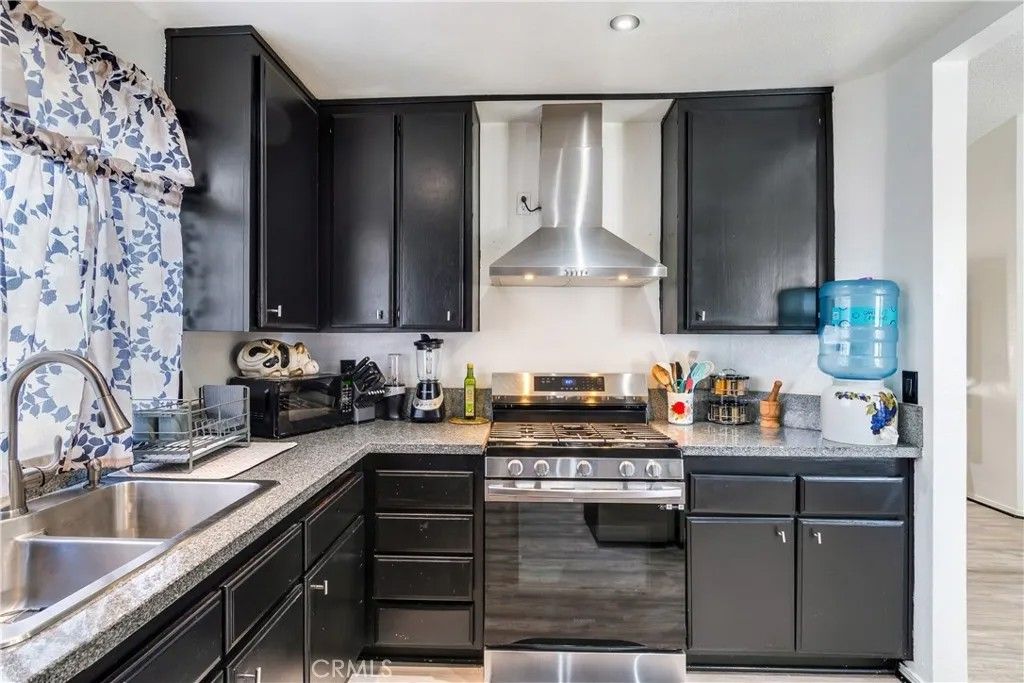 Photo of 813 Yorkshire Ln, San Jacinto, CA 92583 (MLS # CV25120734)