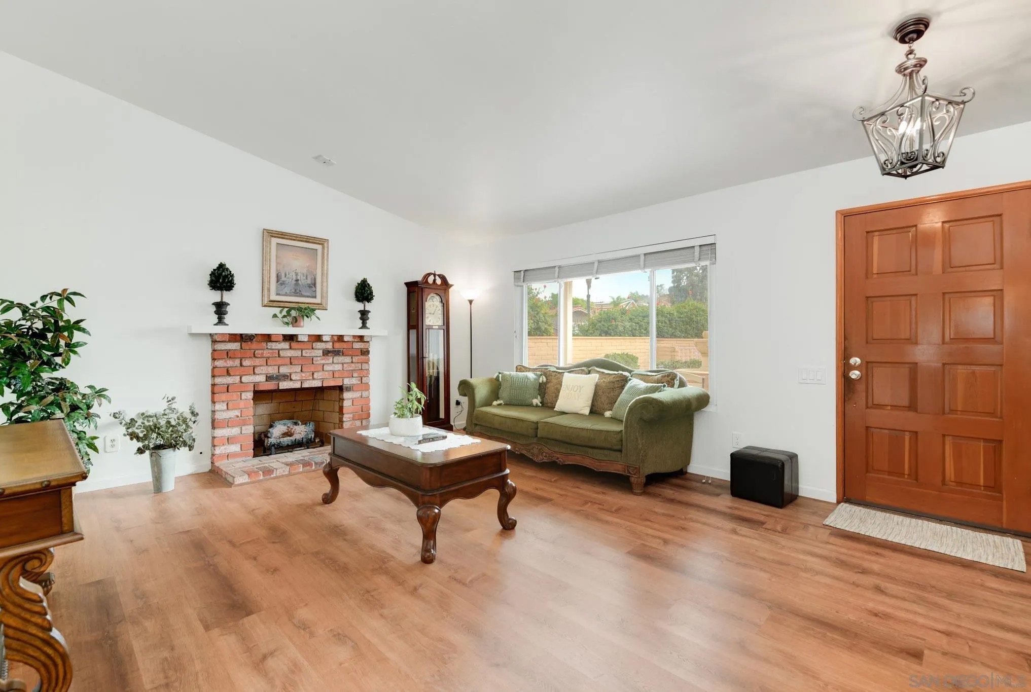 1568 Larkhaven Dr