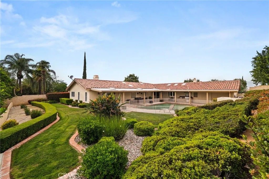 Photo of 30587 Los Altos Dr, Redlands, CA 92373 (MLS # IG26064419)