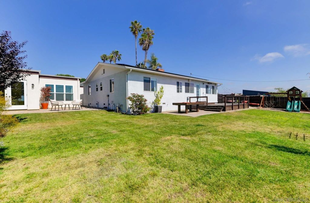 Photo of 1129 Bonita Dr, Encinitas, CA 92024 (MLS # 250045814)