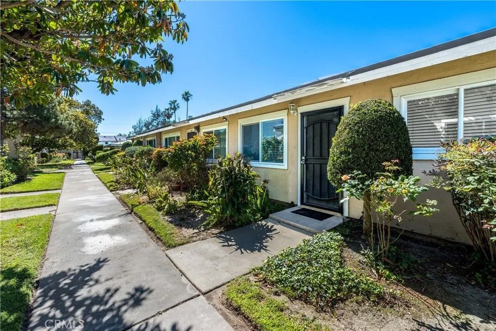 Photo of 630 S Knott Ave #6, Anaheim, CA 92804 (MLS # OC26058532)