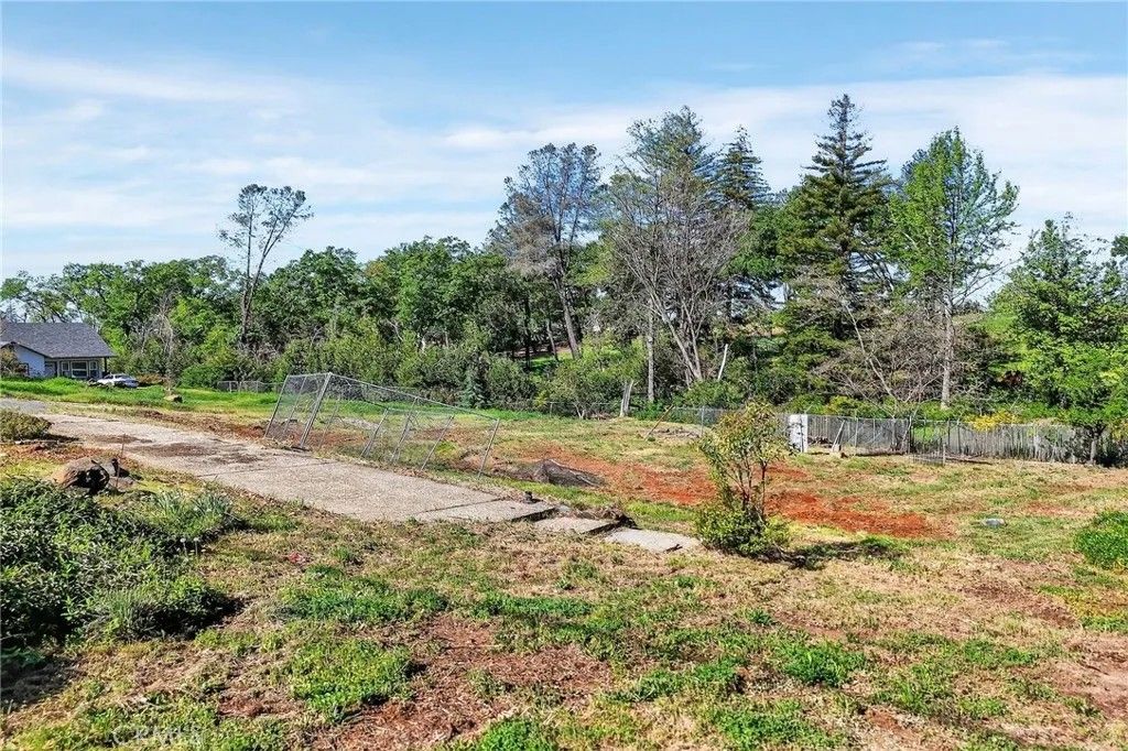 Photo of 333 Redbud Dr, Paradise, CA 95969 (MLS # OR26060726)