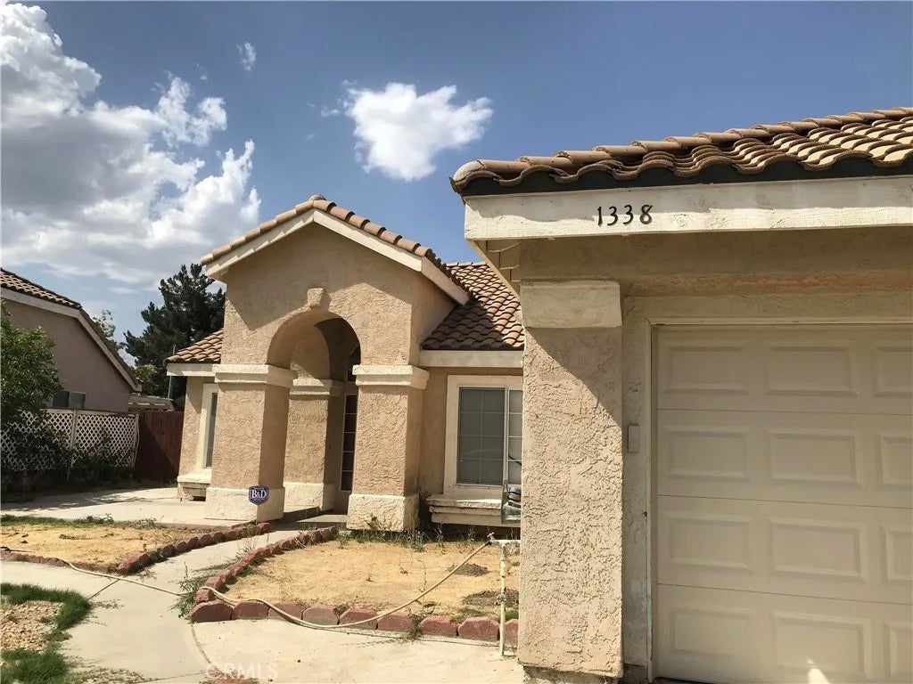 Photo of 1338 Avenida Floribunda, San Jacinto, CA 92583 (MLS # SW26227321)