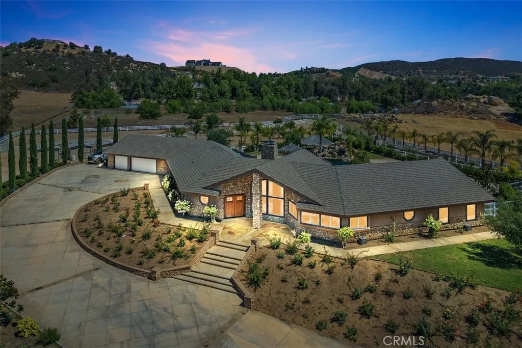 37789 Avenida La Cresta